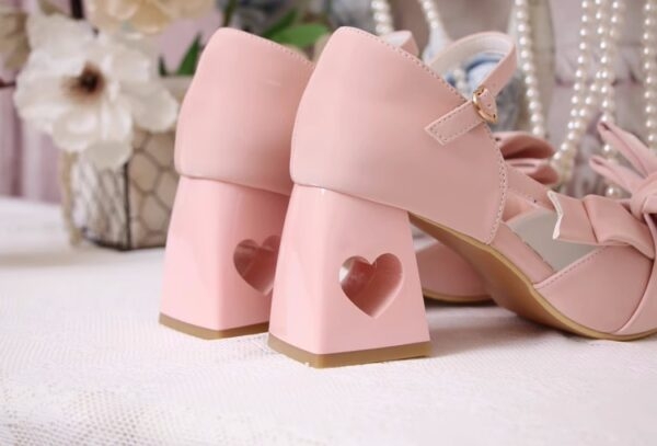 Słodkie sandały Lolita na wysokim obcasie w kształcie serca Kawaii serca