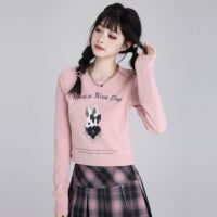 Słodki i uroczy, krótki różowy sweter z długimi rękawami jesienne kawaii