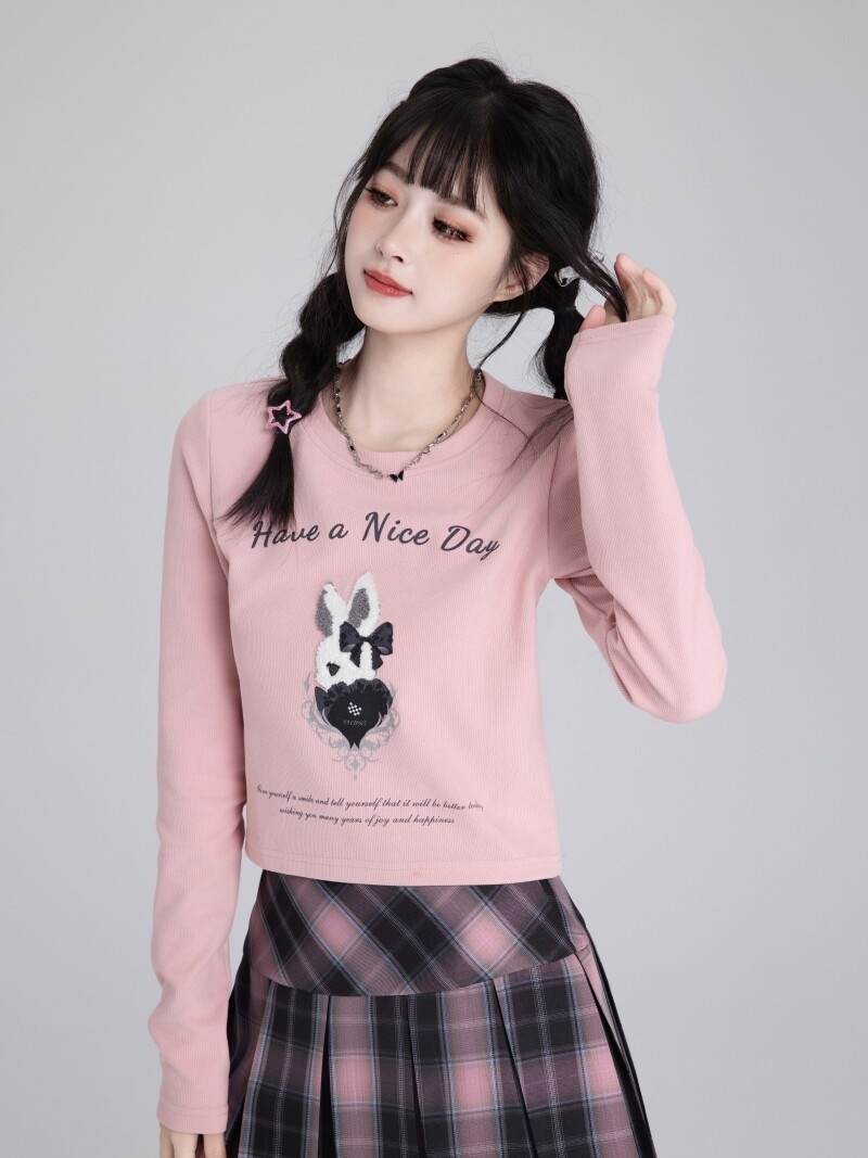 달콤하고 귀여운 짧은 핑크색 긴팔 스웨터