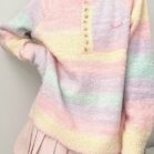 Suéter Sweet Style com gola redonda listrada arco-íris