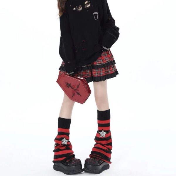 Chaussettes à rayures rouges et noires avec étoiles moyennes Fille chaude kawaii