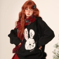 Zoete zwarte cartoon konijntje geborduurde trui in college-stijl Zwarte kawaii