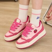 Süße, mädchenhafte rosa Low-Top-Sneaker im Dopamin-Stil Kawaii im College-Stil