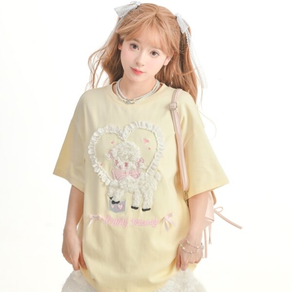 Süßes T-Shirt im Girly-Stil mit Cartoon-Lamm-Stickerei Bestickte Kawaii