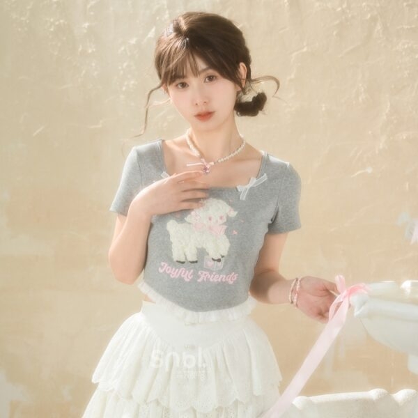 Süßes T-Shirt im Girly-Stil mit Cartoon-Lamm-Stickerei Bestickte Kawaii