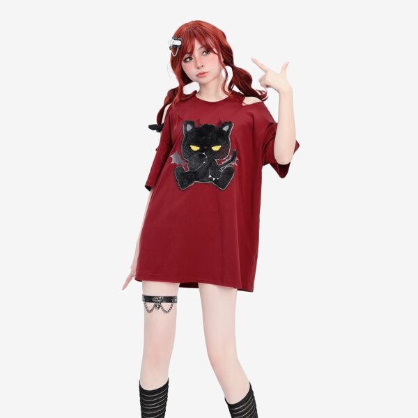 Słodka, modna koszulka z haftowanym małym diabelskim kotem i odkrytymi ramionami Kot, kawaii