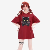 Süßes, cooles, schulterfreies T-Shirt mit bestickter kleiner Teufelskatze Kawaii-Katze