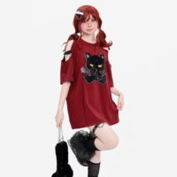 Camiseta bordada com ombro fora do gato pequeno diabo estilo doce e legal gato kawaii